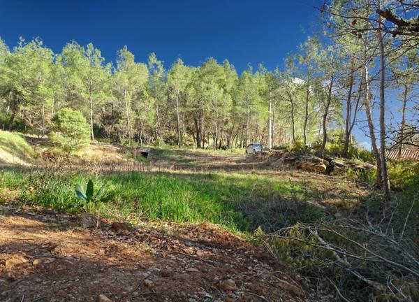 Beau terrain constructible avec importante emprise au sol quartier résidentiel, calme à 5 minutes du centre de Pourrières, 20 minutes d'Aix-en-Provence