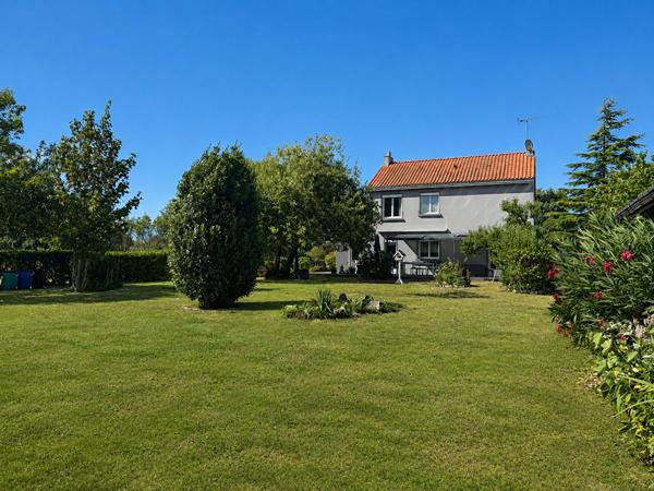 Maison Coueron avec grand garage et terrain