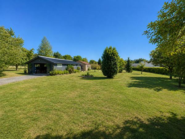 Maison Coueron avec grand garage et terrain