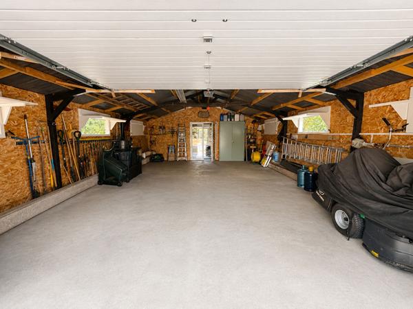 Maison Coueron avec grand garage et terrain