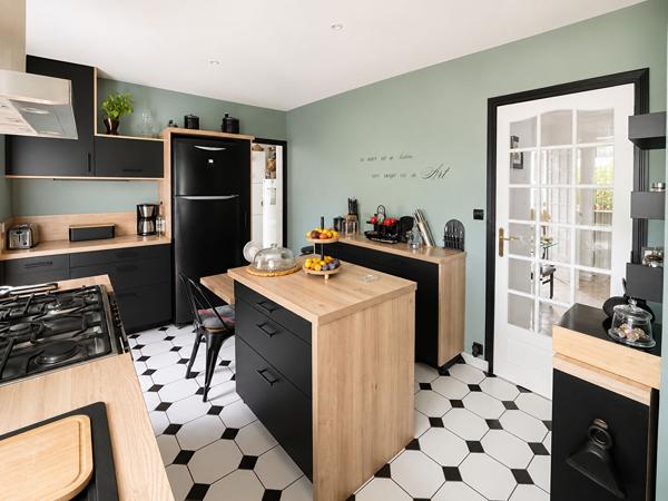 Maison Coueron avec grand garage et terrain