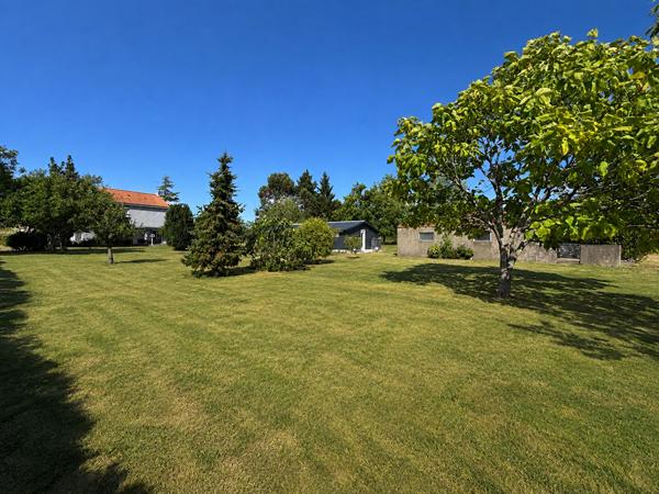 Maison Coueron avec grand garage et terrain