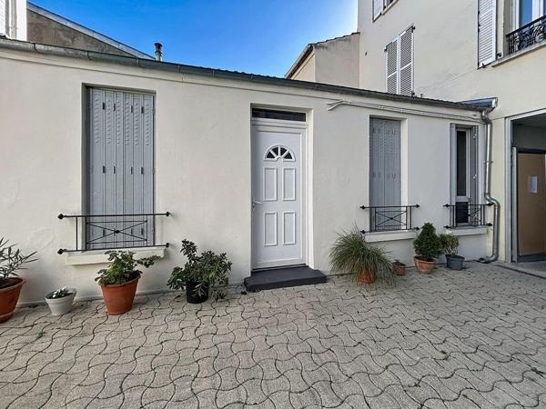 Deux pièces sur cour au calme, presque comme une petite maison !