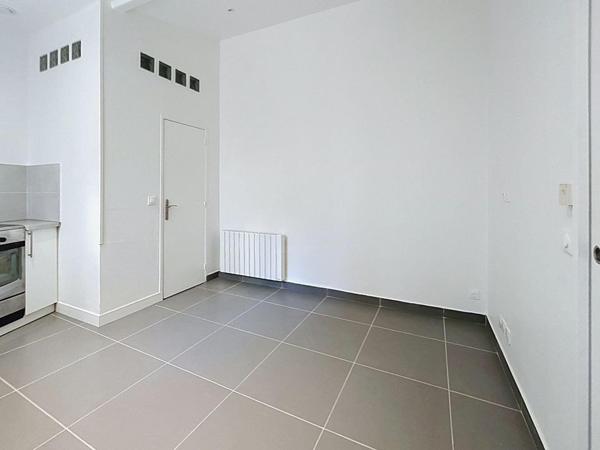 Deux pièces sur cour au calme, presque comme une petite maison !