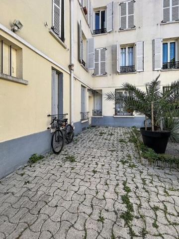 Deux pièces sur cour au calme, presque comme une petite maison !