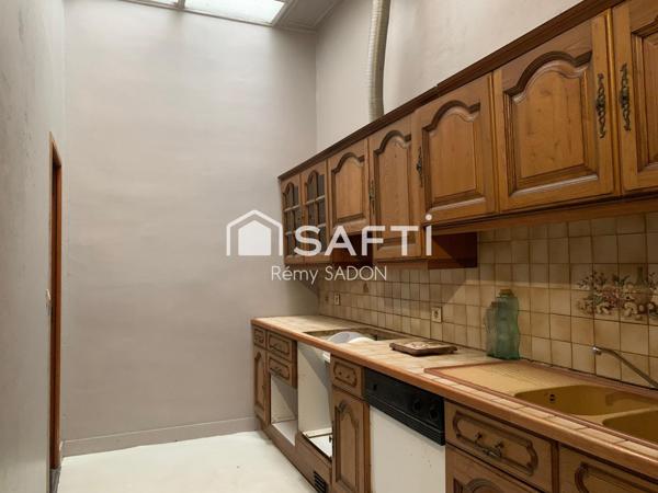 Immeuble (murs commerciaux + appartement 150m2)