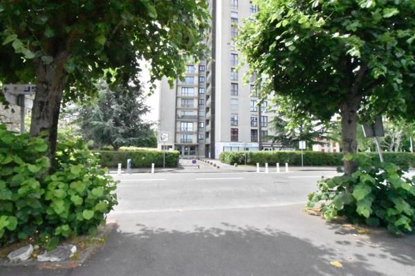 Appartement à vendre 3 pièces 66m² à RIS ORANGIS (91) - cave - place de parking privative.