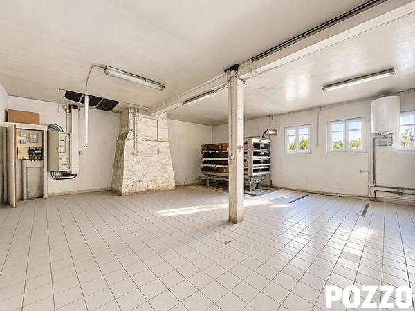 A Vendre - Saint Hilaire Du Harcouet - Immeuble 5 pièce(s) 245 m² - local commercial - appartement - maison SAINT HILAIRE DU HARCOUET