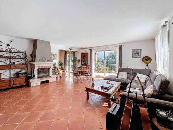 Maison avec appartement principal et dépendance