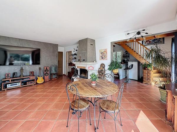 Maison avec appartement principal et dépendance