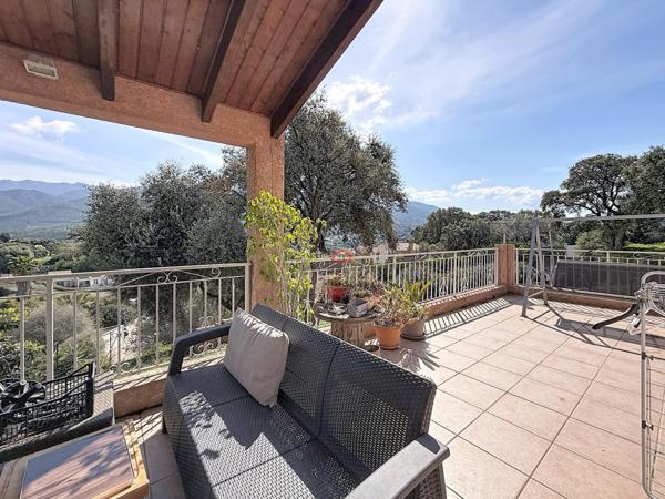 Maison avec appartement principal et dépendance