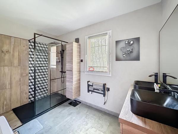 Maison avec appartement principal et dépendance