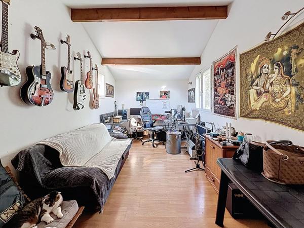 Maison avec appartement principal et dépendance