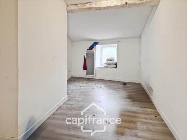 Maison à vendre 7 pièces centre ville SAINT JEAN D'ANGELY (17) avec jardin clos