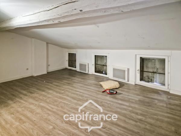 Maison à vendre 7 pièces centre ville SAINT JEAN D'ANGELY (17) avec jardin clos