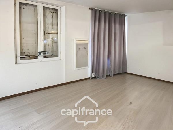 Maison à vendre 7 pièces centre ville SAINT JEAN D'ANGELY (17) avec jardin clos
