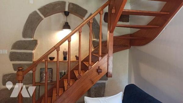 Maison d'habitation de type longère, divisée en deux logements, comprenant :
Logement 1 (à l'e...