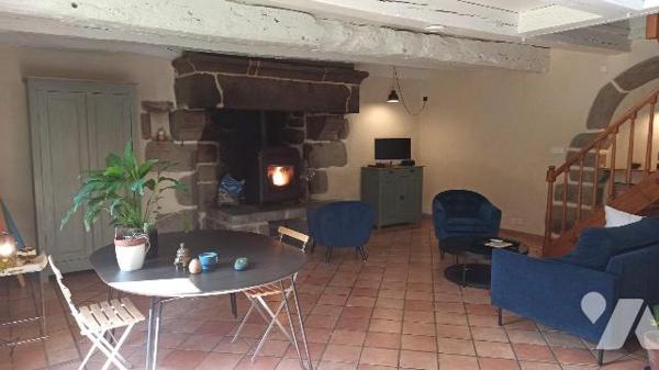 Maison d'habitation de type longère, divisée en deux logements, comprenant :
Logement 1 (à l'e...