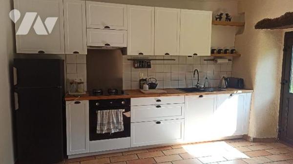 Maison d'habitation de type longère, divisée en deux logements, comprenant :
Logement 1 (à l'e...