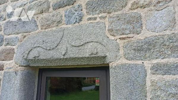 Maison d'habitation de type longère, divisée en deux logements, comprenant :
Logement 1 (à l'e...