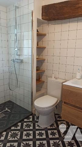 Maison d'habitation de type longère, divisée en deux logements, comprenant :
Logement 1 (à l'e...