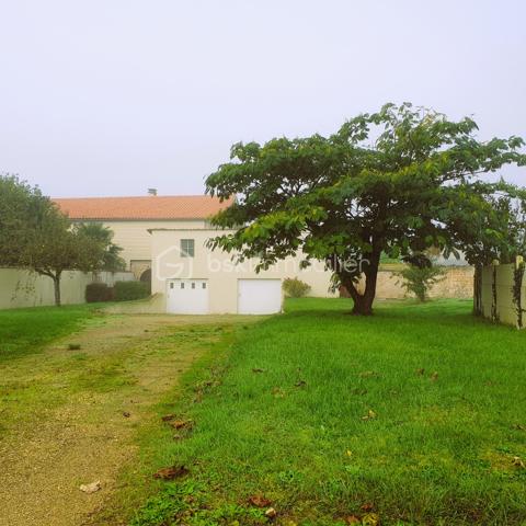 Terrain entièrement clos par murs et portail, déjà viabilisé, offrant un garage de 65 m² au sol avec étage. Possibilité de transformation en habitation (sous réserve des autorisations d’urbanisme nécessaires). Proche de toutes commodités.

Un beau potentiel pour créer une habitation, un atelier, un espace de stockage ou un projet personnel.