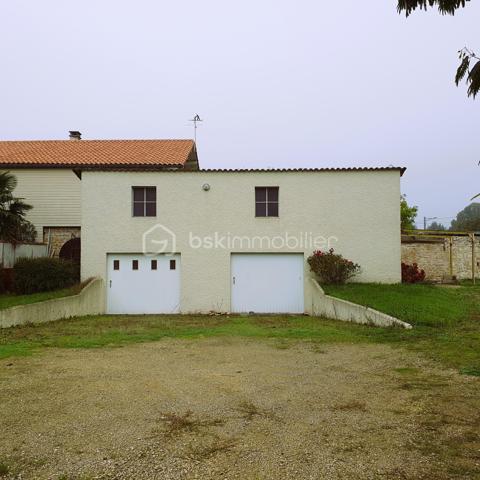 Terrain entièrement clos par murs et portail, déjà viabilisé, offrant un garage de 65 m² au sol avec étage. Possibilité de transformation en habitation (sous réserve des autorisations d’urbanisme nécessaires). Proche de toutes commodités.

Un beau potentiel pour créer une habitation, un atelier, un espace de stockage ou un projet personnel.