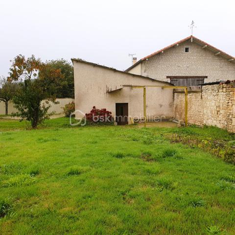 Terrain entièrement clos par murs et portail, déjà viabilisé, offrant un garage de 65 m² au sol avec étage. Possibilité de transformation en habitation (sous réserve des autorisations d’urbanisme nécessaires). Proche de toutes commodités.

Un beau potentiel pour créer une habitation, un atelier, un espace de stockage ou un projet personnel.