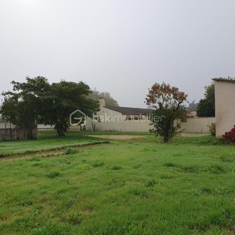 Terrain entièrement clos par murs et portail, déjà viabilisé, offrant un garage de 65 m² au sol avec étage. Possibilité de transformation en habitation (sous réserve des autorisations d’urbanisme nécessaires). Proche de toutes commodités.

Un beau potentiel pour créer une habitation, un atelier, un espace de stockage ou un projet personnel.