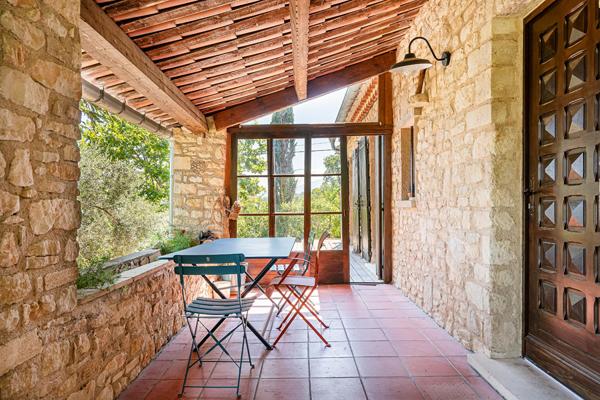 Saignon, une vue suspendue entre ciel et Luberon