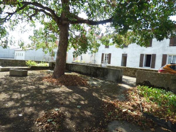 MAISON D'HABITATION EN CENTRE BOURG AVEC COUR, DEPENDANCE ET TERRAIN