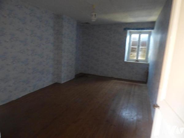 MAISON D'HABITATION EN CENTRE BOURG AVEC COUR, DEPENDANCE ET TERRAIN