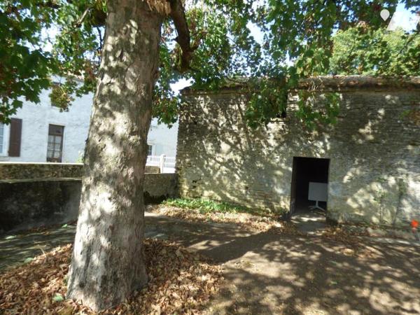 MAISON D'HABITATION EN CENTRE BOURG AVEC COUR, DEPENDANCE ET TERRAIN