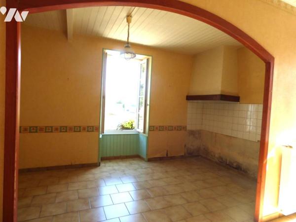 MAISON D'HABITATION EN CENTRE BOURG AVEC COUR, DEPENDANCE ET TERRAIN