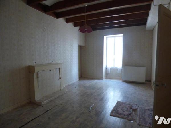 MAISON D'HABITATION EN CENTRE BOURG AVEC COUR, DEPENDANCE ET TERRAIN