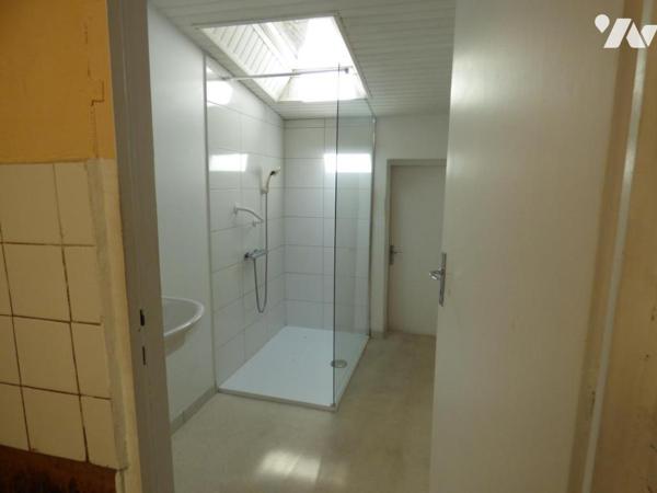 MAISON D'HABITATION EN CENTRE BOURG AVEC COUR, DEPENDANCE ET TERRAIN