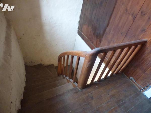 MAISON D'HABITATION EN CENTRE BOURG AVEC COUR, DEPENDANCE ET TERRAIN