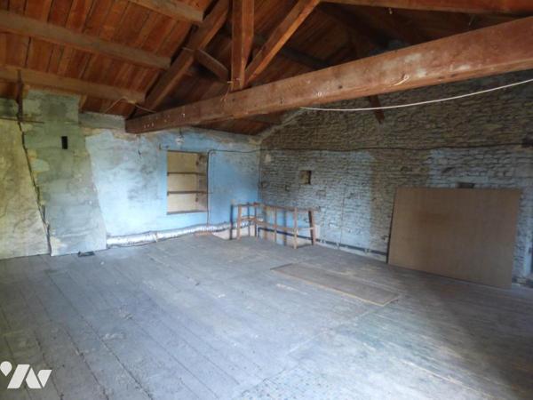 MAISON D'HABITATION EN CENTRE BOURG AVEC COUR, DEPENDANCE ET TERRAIN