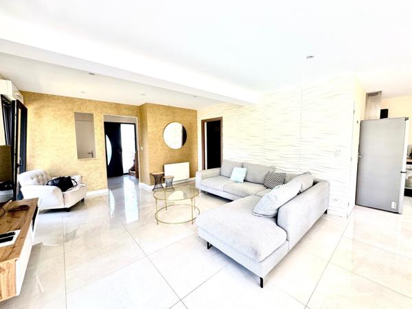 Maison de style cubique avec piscine - hors lotissement!