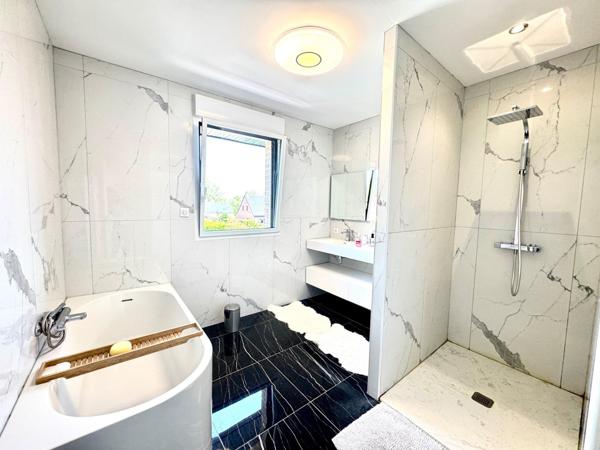 Maison de style cubique avec piscine - hors lotissement!