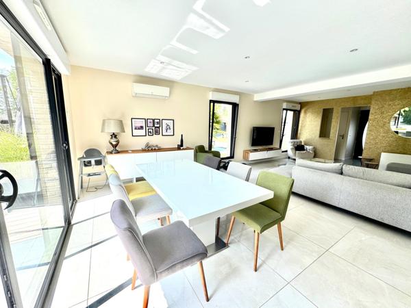 Maison de style cubique avec piscine - hors lotissement!