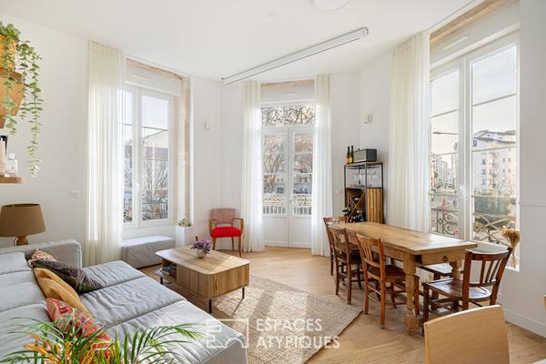 Ancien rénové avec balcon place Saint Louis