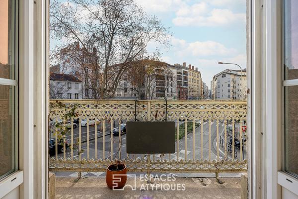 Ancien rénové avec balcon place Saint Louis