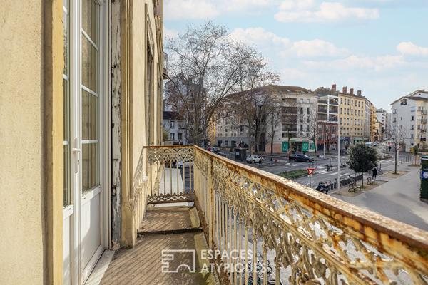 Ancien rénové avec balcon place Saint Louis