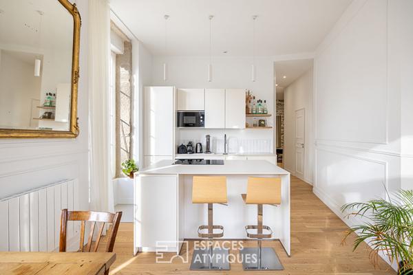 Ancien rénové avec balcon place Saint Louis