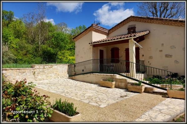 Lectoure, aux portes du village, ensemble immobilier de 324 m² habitables, répartis sur deux niveaux sur parcelle de plus de 5000 m². Idéal pour un investissement locatif !