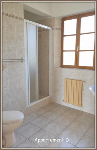 Lectoure, aux portes du village, ensemble immobilier de 324 m² habitables, répartis sur deux niveaux sur parcelle de plus de 5000 m². Idéal pour un investissement locatif !