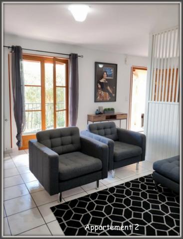 Lectoure, aux portes du village, ensemble immobilier de 324 m² habitables, répartis sur deux niveaux sur parcelle de plus de 5000 m². Idéal pour un investissement locatif !