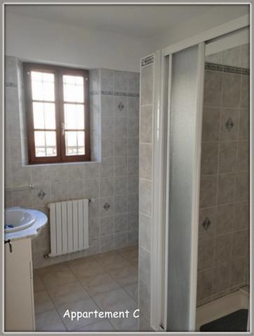 Lectoure, aux portes du village, ensemble immobilier de 324 m² habitables, répartis sur deux niveaux sur parcelle de plus de 5000 m². Idéal pour un investissement locatif !