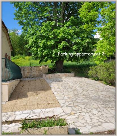 Lectoure, aux portes du village, ensemble immobilier de 324 m² habitables, répartis sur deux niveaux sur parcelle de plus de 5000 m². Idéal pour un investissement locatif !